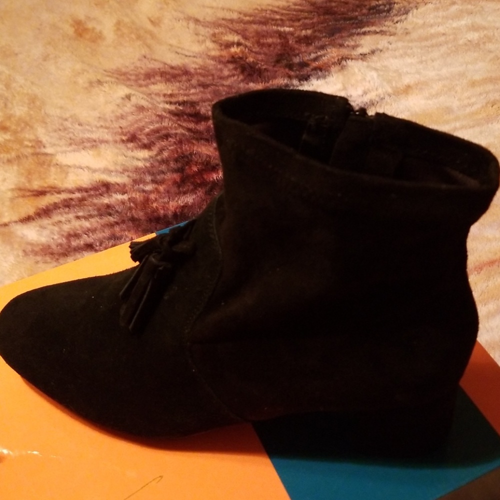 Suede ankle boots with tassels(New)